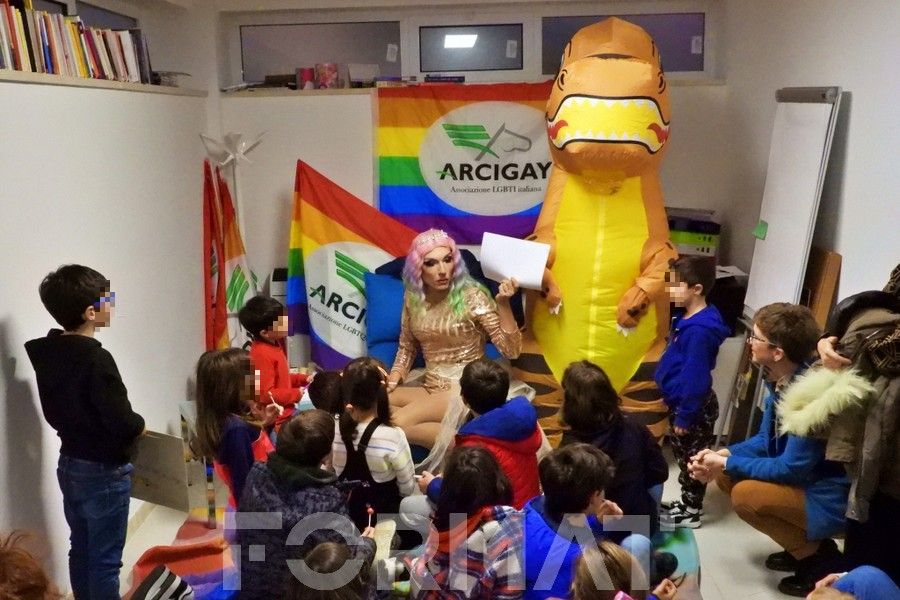 Nino il T-Rex contro il bullismo, pomeriggio educativo con l’autrice la Drag Queen Cristina Prenestina