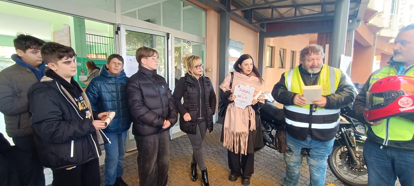 No alla violenza sulle donne: la “Ricci” apre  con l’alfabeto della mano la motostaffetta degli “Angeli in moto”