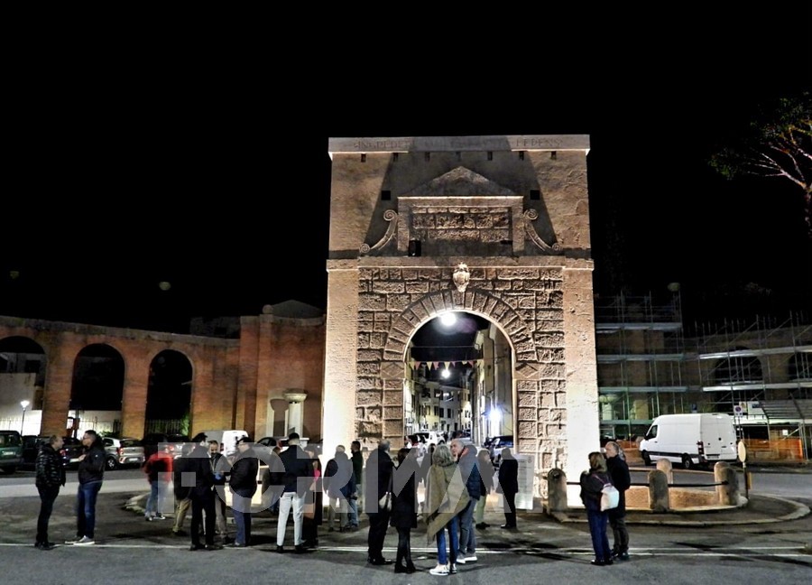 Porta Romana si Illumina per il Natale: Arte, Sicurezza e Magia nel Cuore di Rieti