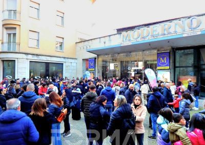 folla per il gala della studentesca