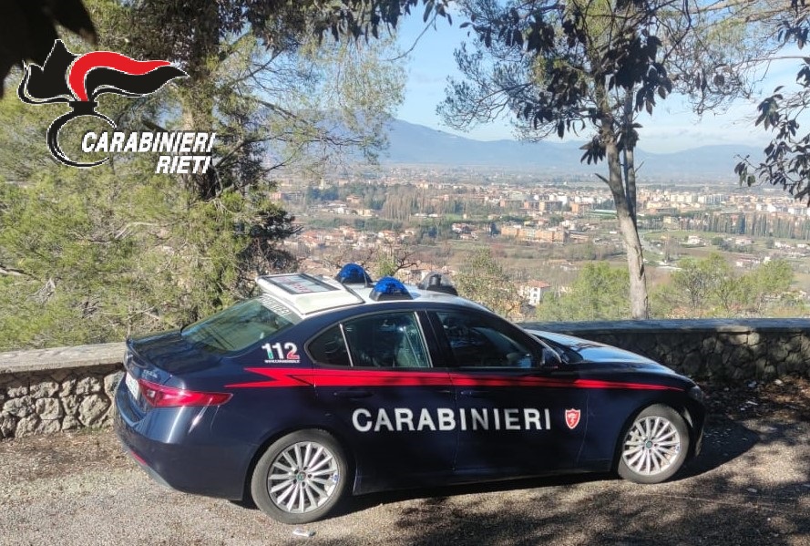 Ruba cosmetici e spintona la titolare, arrestata una ragazza per rapina impropria