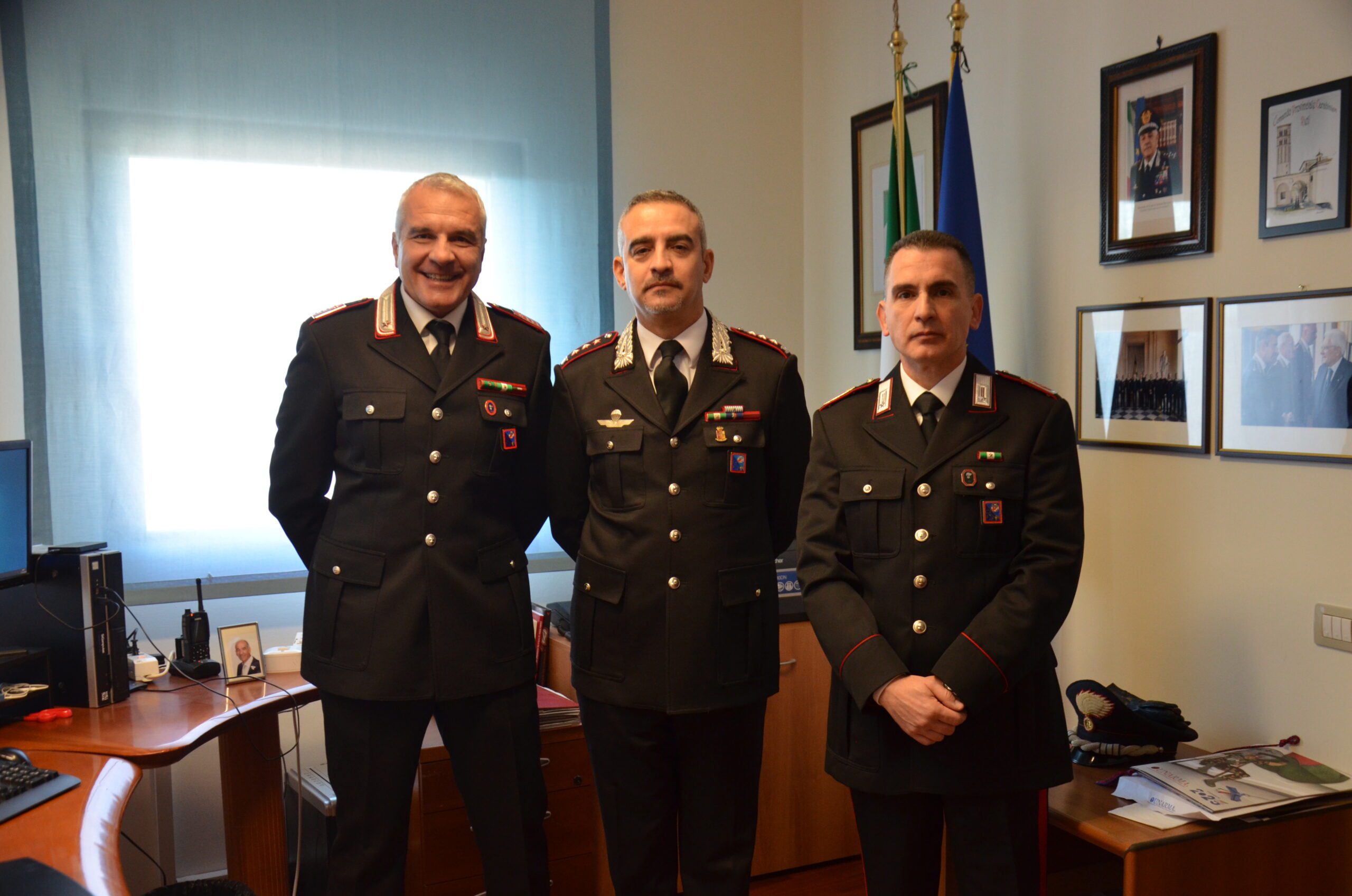 I carabinieri salutano il Luogotenente Piscopo e Appuntato scelto qualifica speciale Nocelli