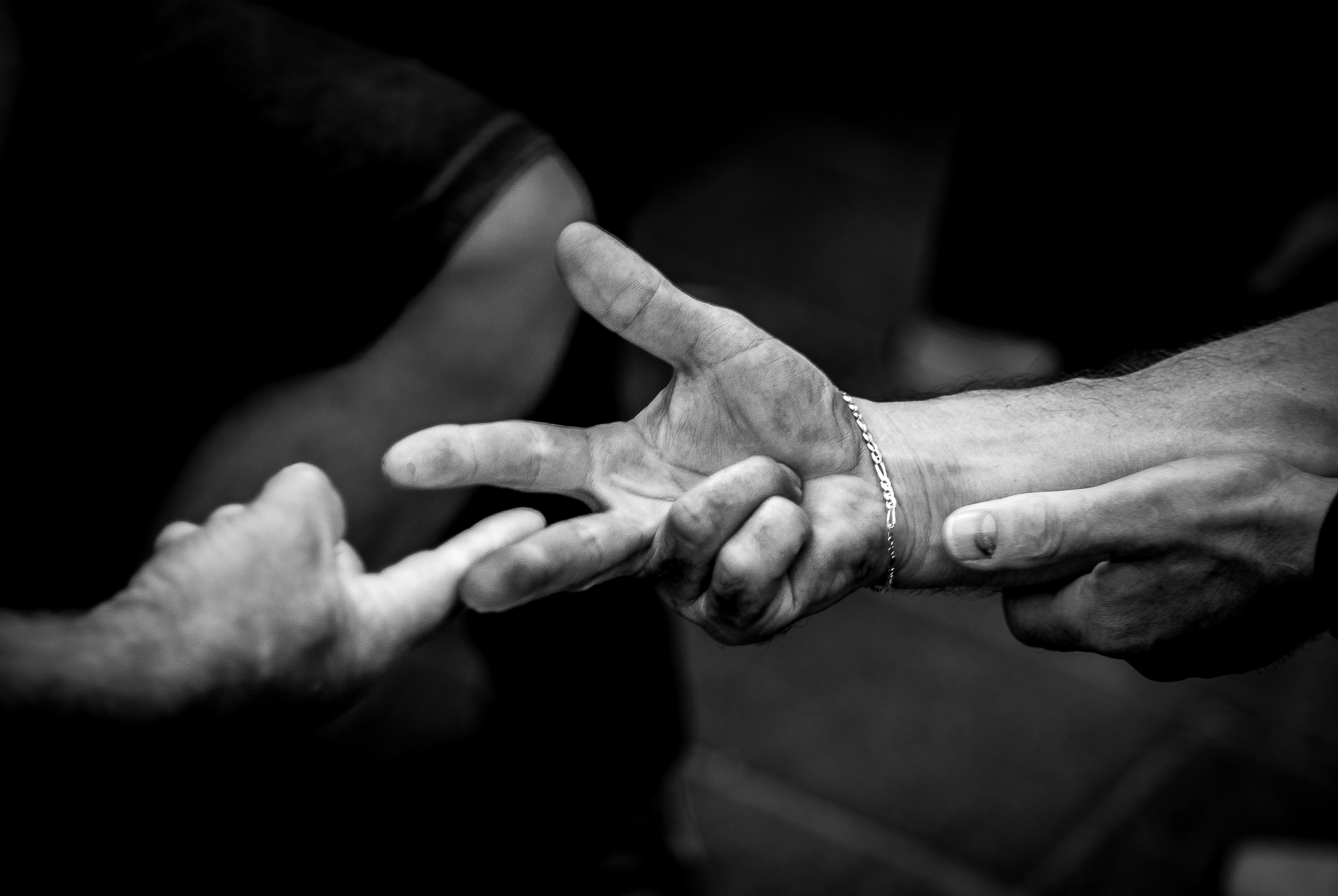 Dal 21 dicembre da Utopia il gioco della morra in mostra. L’associazione fotografica chiude l’anno con “Un’ p’ du'”, un’esposizione sull’antico gioco popolare
