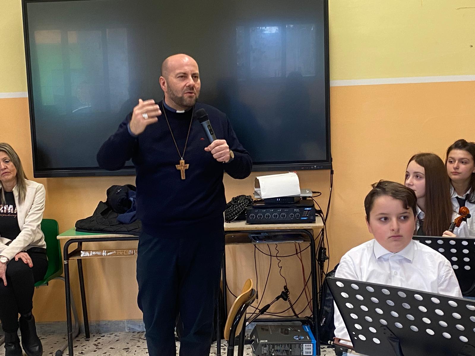 Gli studenti del laboratorio di giornalismo della scuola media “Angelo Maria Ricci” incontrano il  Vescovo Mons. Vito Piccinonna