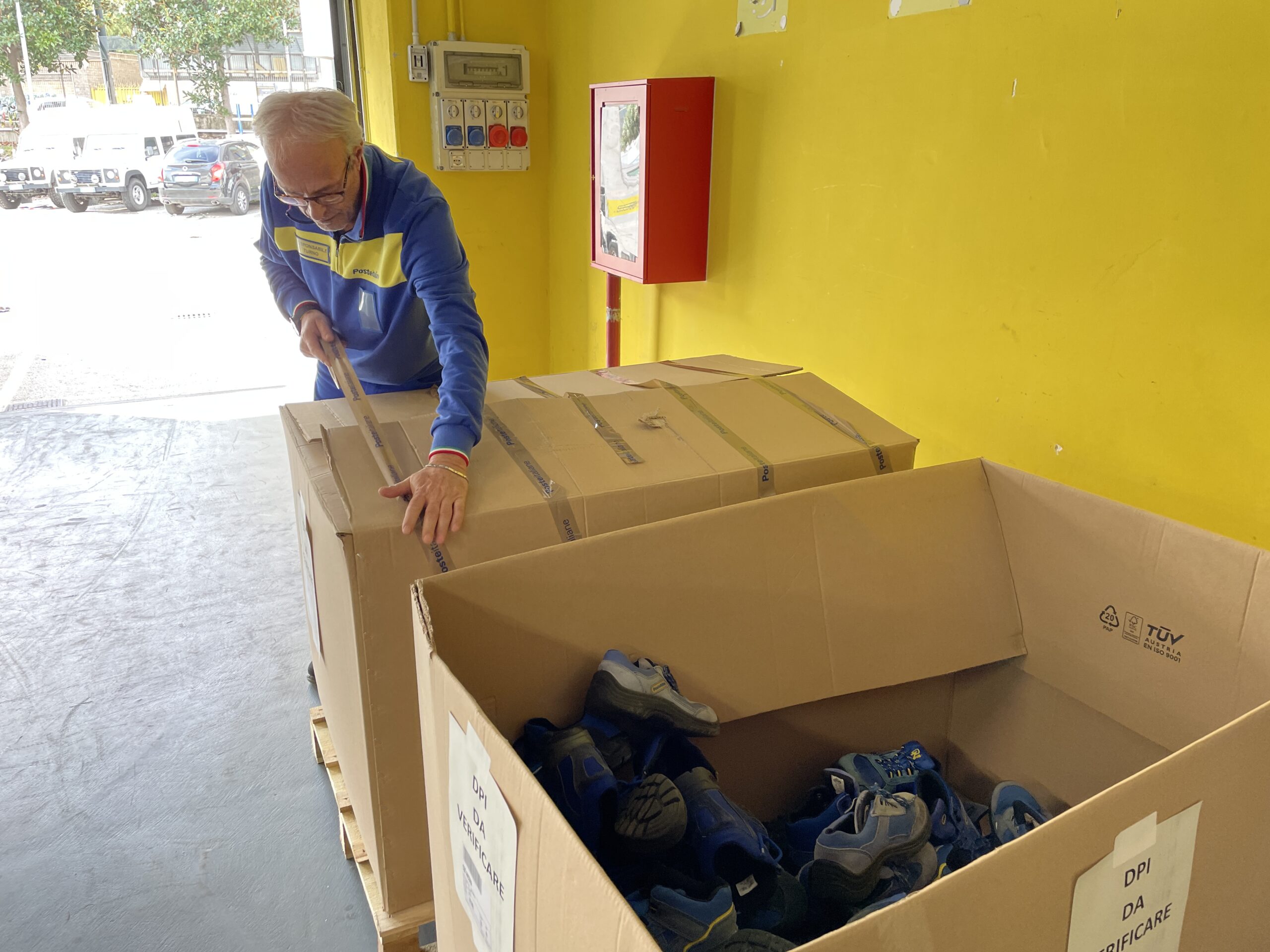 Poste italiane: le scarpe dei portalettere del reatino riciclate per pavimentare le aree gioco dei bambini