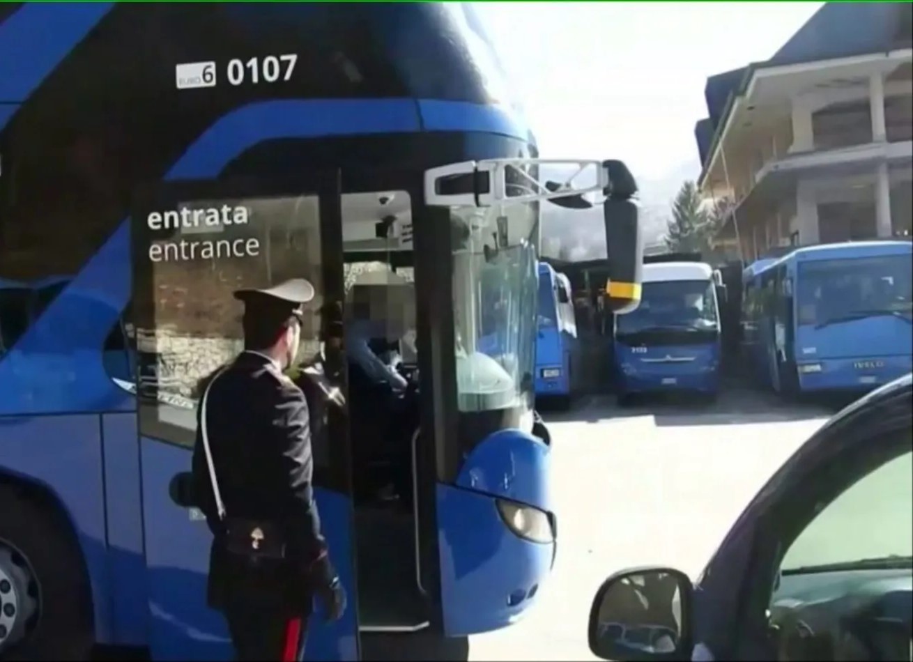Lite su autobus: giovane straniero denunciato per interruzione di pubblico servizio