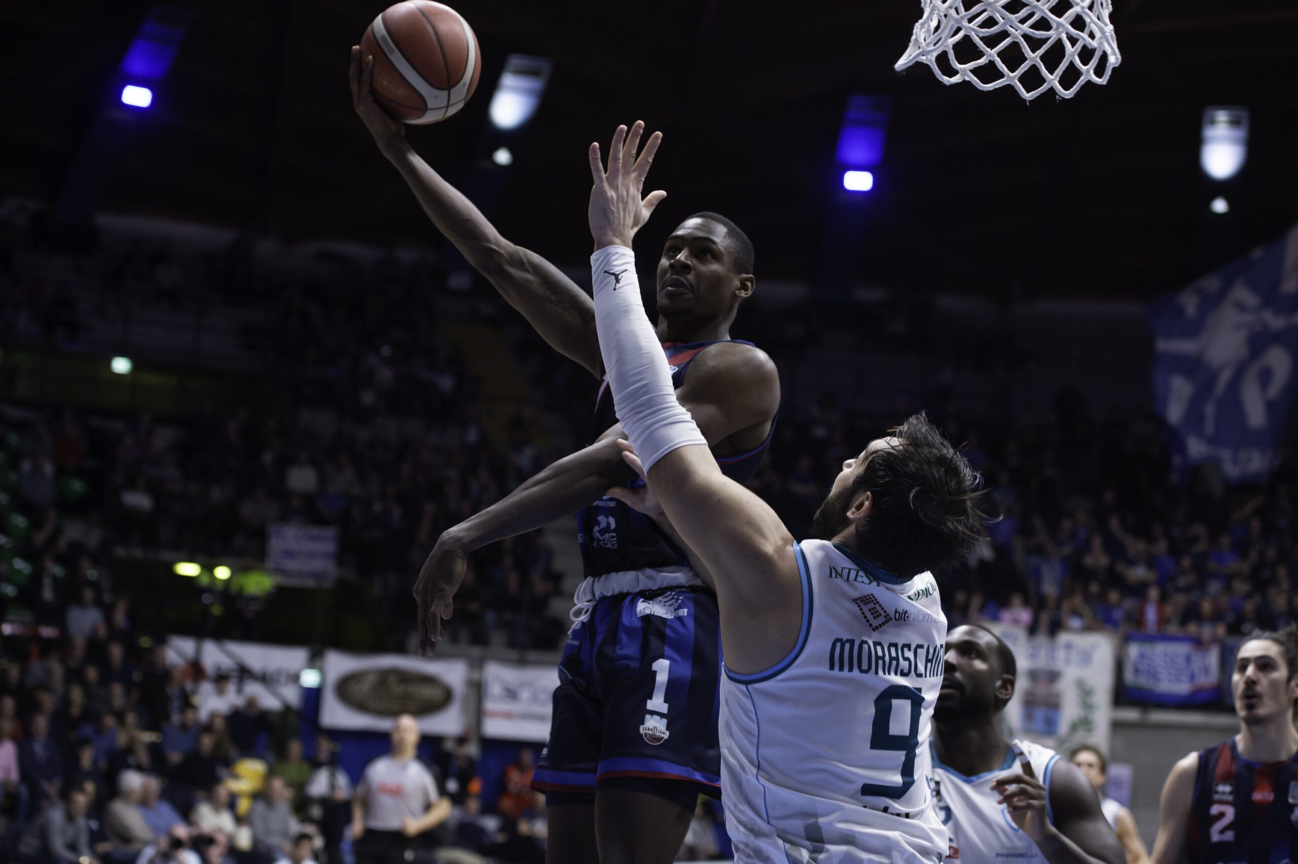 Secondo tempo spaziale, la Sebastiani vince 70-77 con Cantù