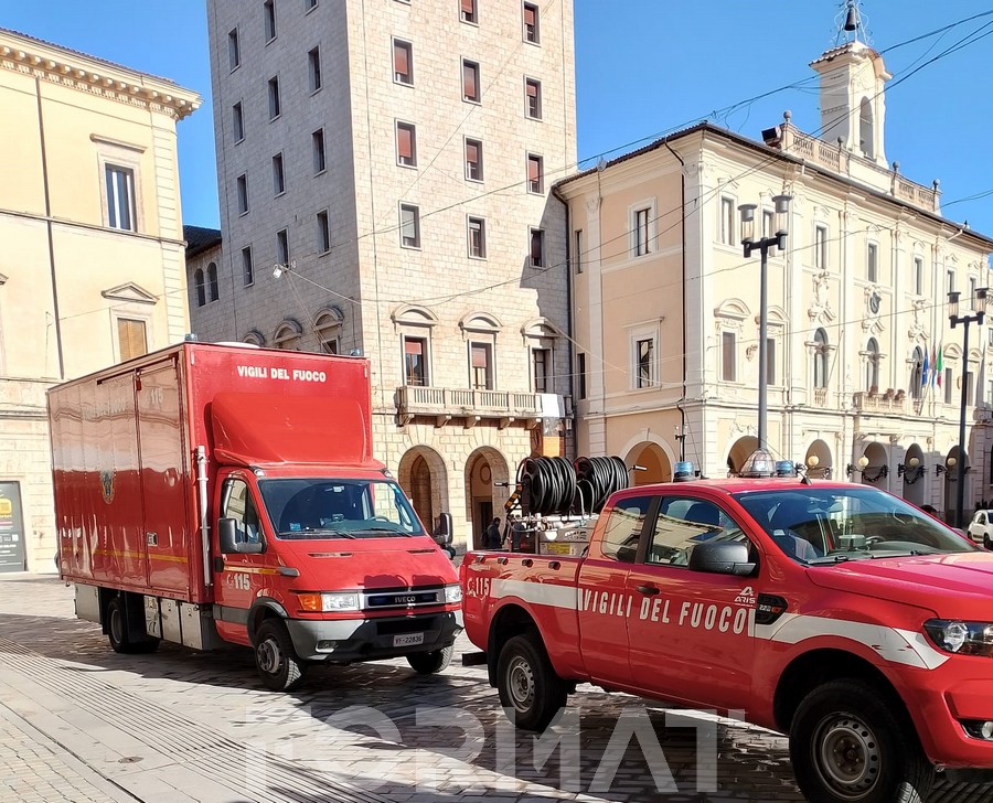 Intervento dei vigili del fuoco in piazza Cesare Battisti