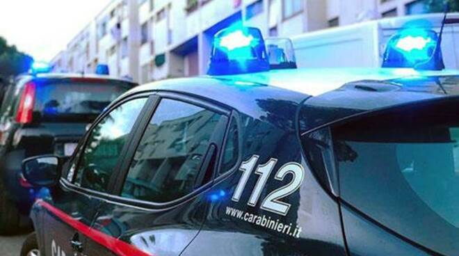 Rissa nel parcheggio di un noto supermercato: denunciate cinque persone