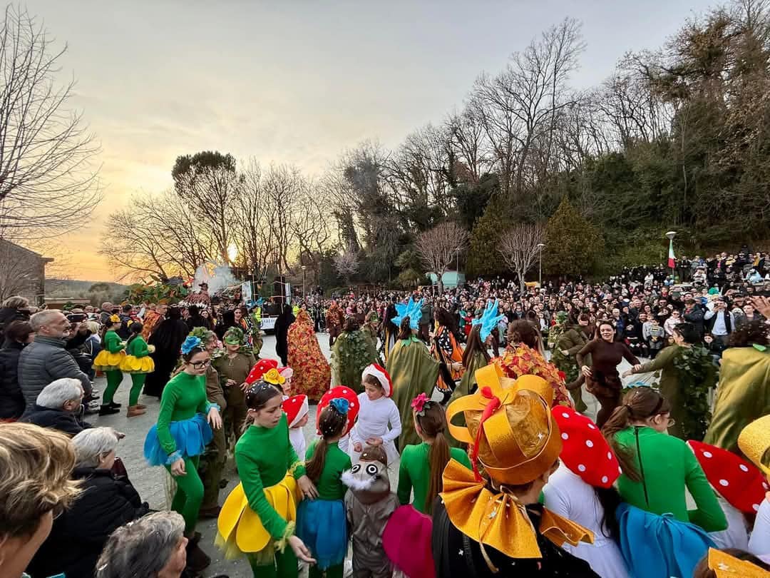 Migliaia di persone a Fara in Sabina: un weekend di festa tra carri, musica e colori