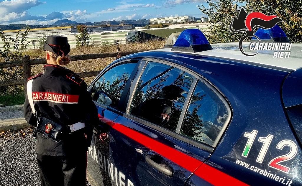 Ruba superalcolici da un negozio di un centro commerciale. Arrestato