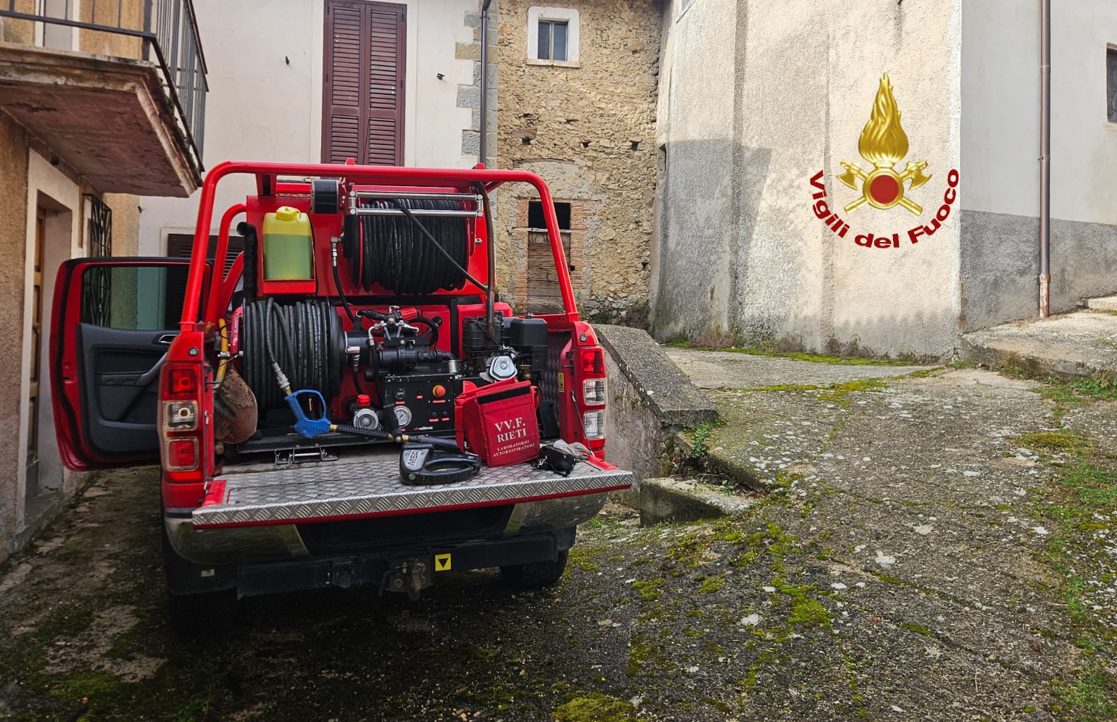 Incendio di una canna fumaria, l’intervento dei Vigili del Fuoco evita conseguenze gravi