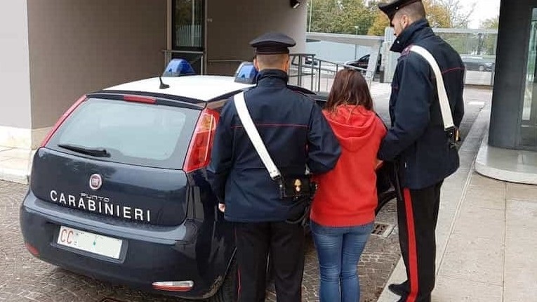 Ruba negli spogliatoi del supermercato: donna arrestata