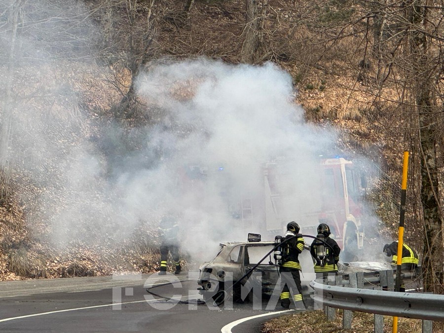 Auto in fiamme, Terminillese riaperta al transito dopo l’intervento dei Vigili del Fuoco