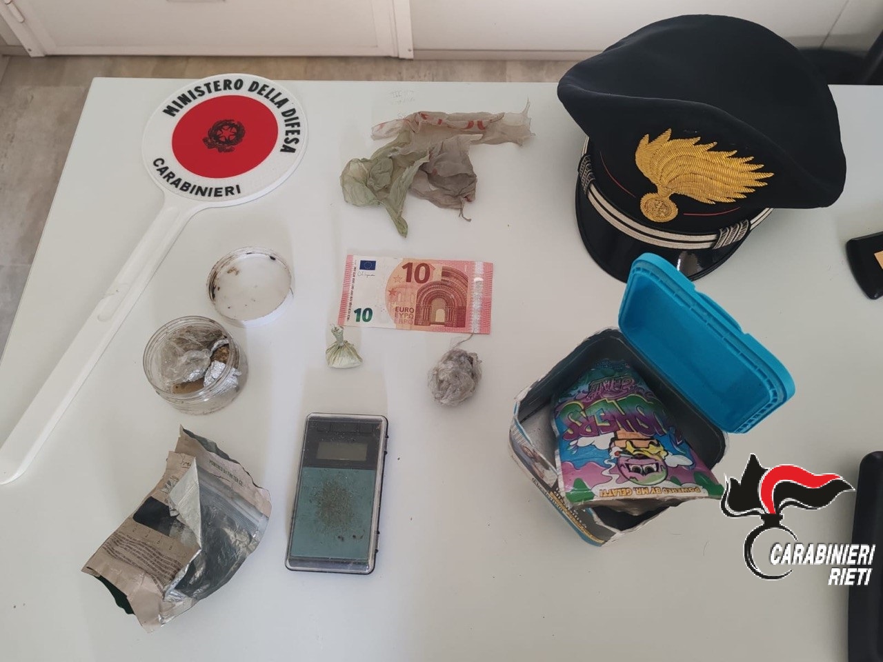 Arrestato 31enne per spaccio di droga, sequestrate marijuana, hashish e cocaina