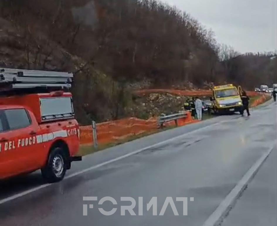 Salaria per Roma, rallentamenti per un’auto finita fuoristrada