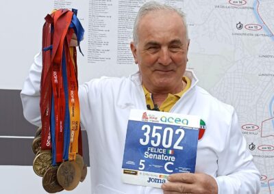 felice nucci e le medaglie Maratona di Roma