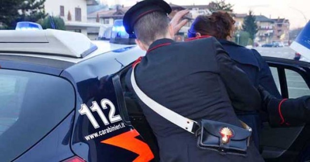 Figlia maltratta e minaccia la madre per soldi: allontanata dalla casa familiare