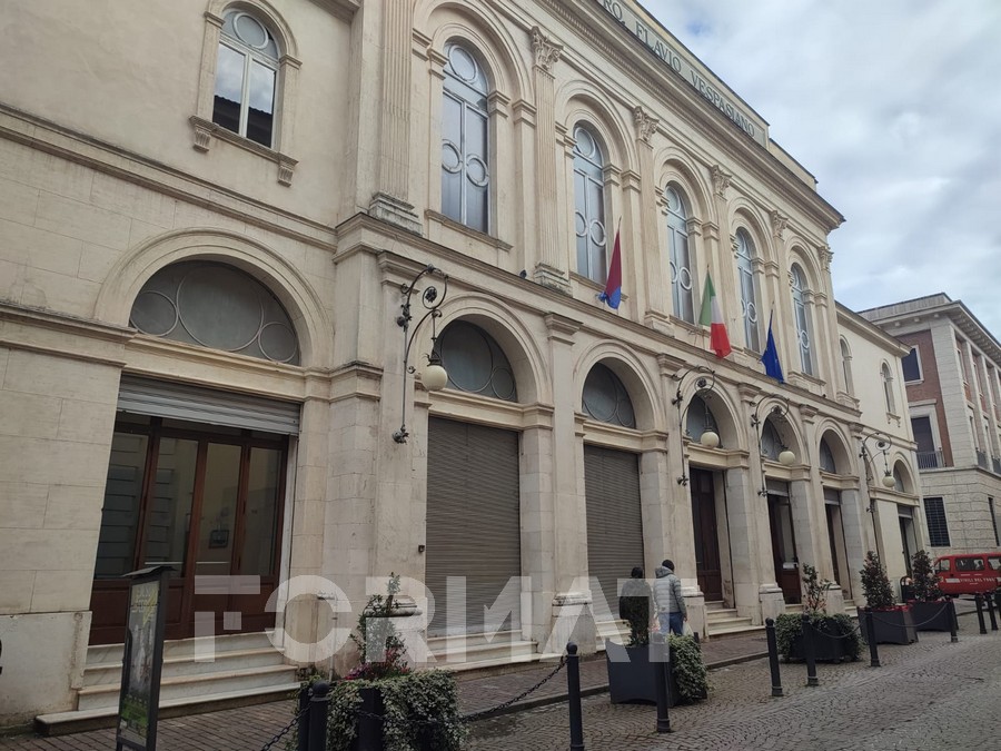 Stagione teatrale Flavio Vespasiano: sabato 5 aprile il gran finale con “I due cialtroni” per la regia di Pier Francesco Pingitore