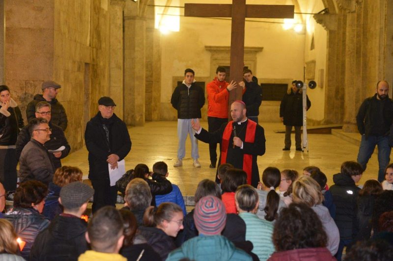 Maltempo e freddo, la Via Crucis presieduta dal Vescovo si sposta in Cattedrale
