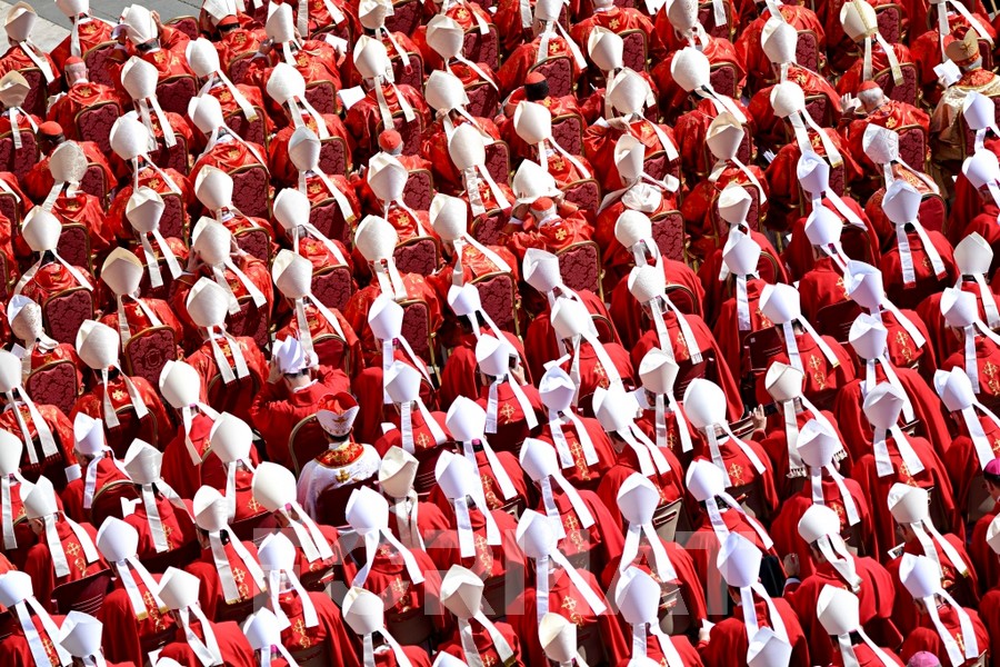 7 maggio 2025: parte il conclave con 135 cardinali elettori, in maggioranza creati da Francesco