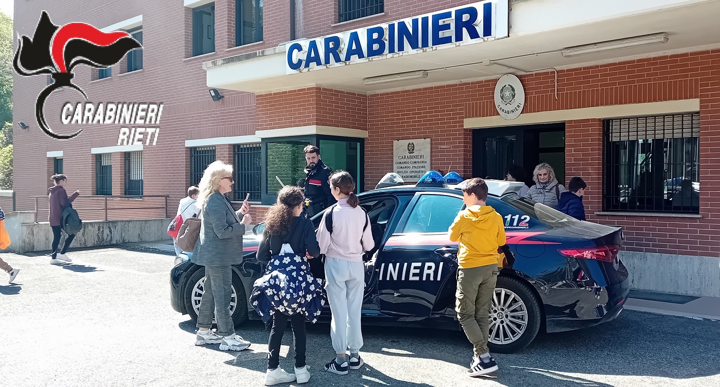 Gli alunni dell’IC ‘Forum Novum’ in visita alla caserma dei Carabinieri