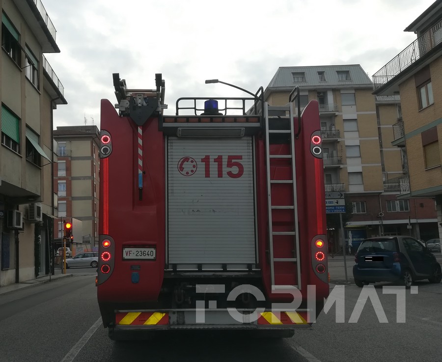 Maltempo a Rieti, crollano tegole da una palazzina: Vigili del Fuoco in azione zona Borgo