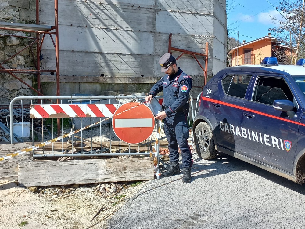 Abusivismo edilizio: Due persone denunciate dai Carabinieri Forestali