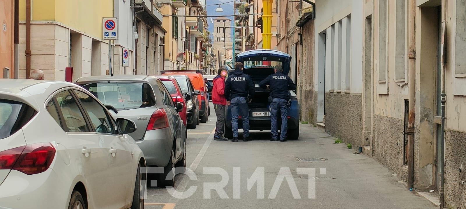 Contromano blocca il traffico in via di Mezzo, interviene la Polizia. “Consegnate questi fiori a mia moglie”