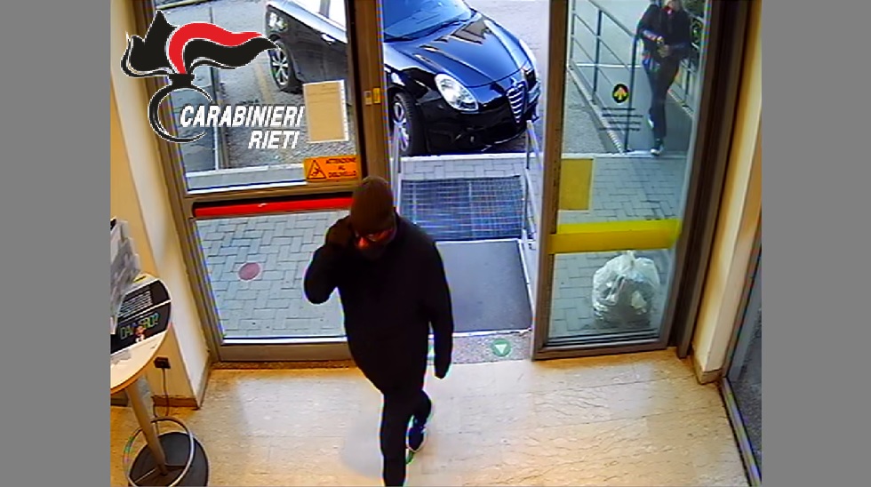 I Carabinieri rintracciano e fermano il presunto autore della rapina all’ufficio postale di viale Matteucci