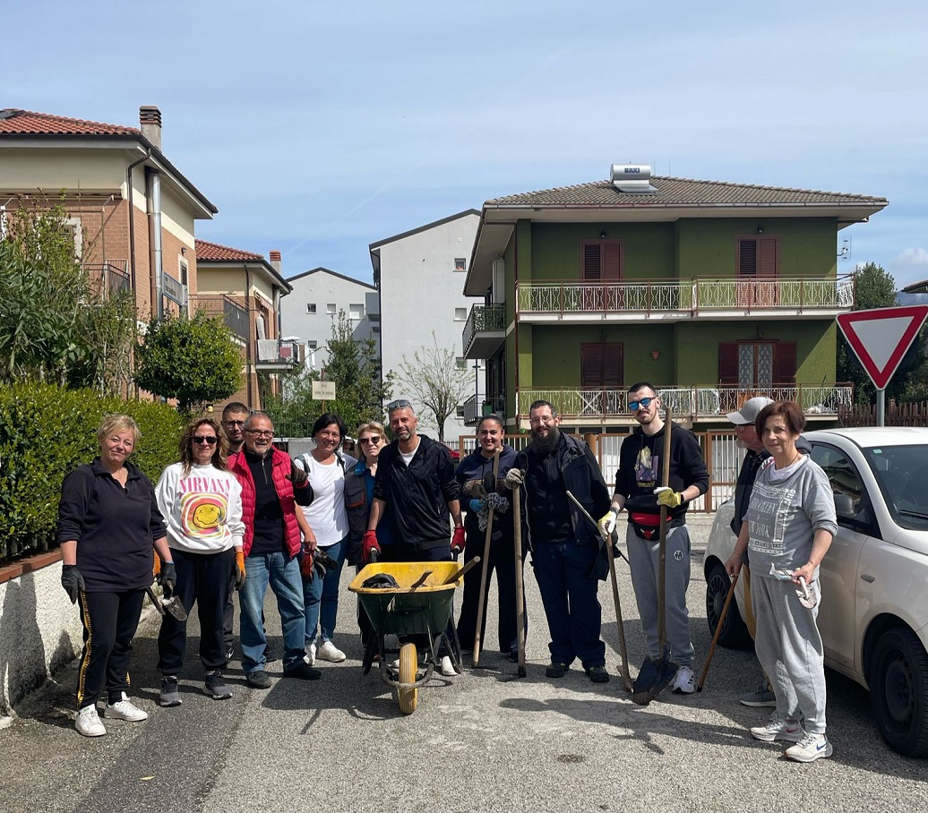 A Quattrostrade, cittadini in azione per la pulizia delle caditoie