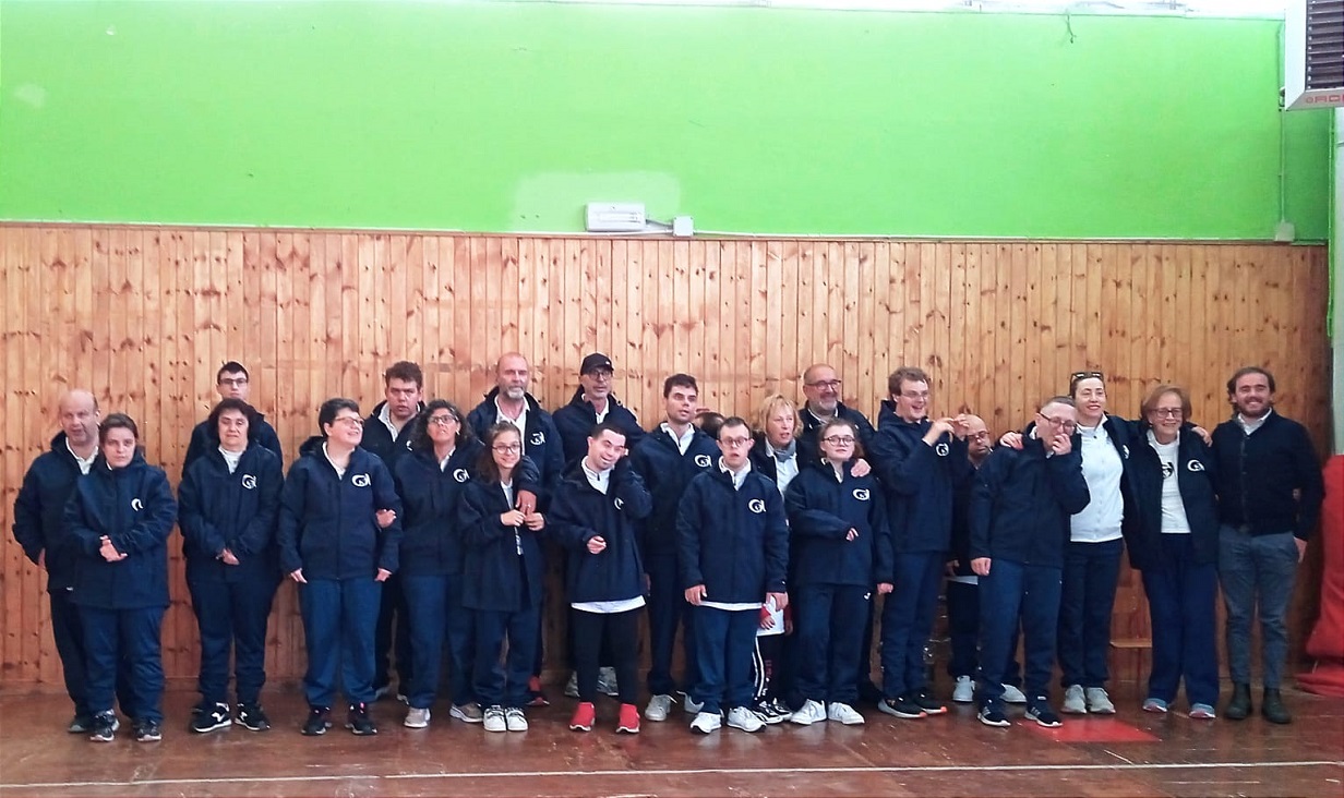 Consegnate le nuove tute ai ragazzi dell’Atletica Sport Terapia, pronti per il meeting del 17 maggio