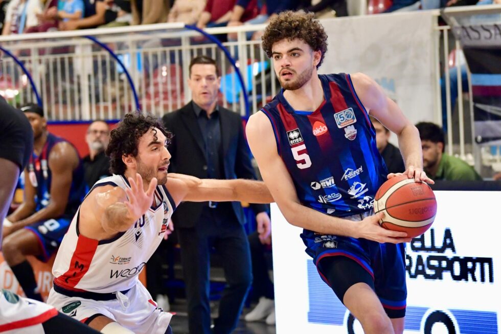 Secondo tempo perfetto, Gara 1 è della Sebastiani (65-47)