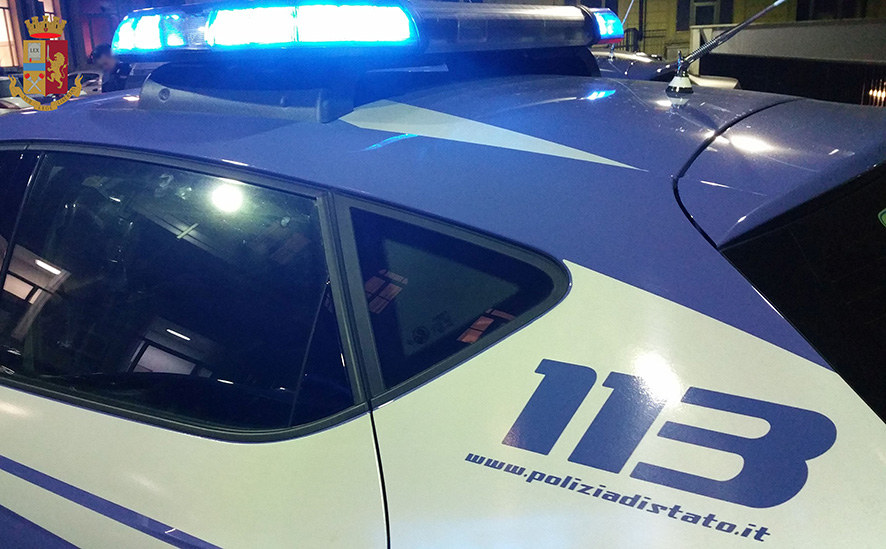 Bacia e palpeggia una diciassettenne: arrestato dalla Polizia