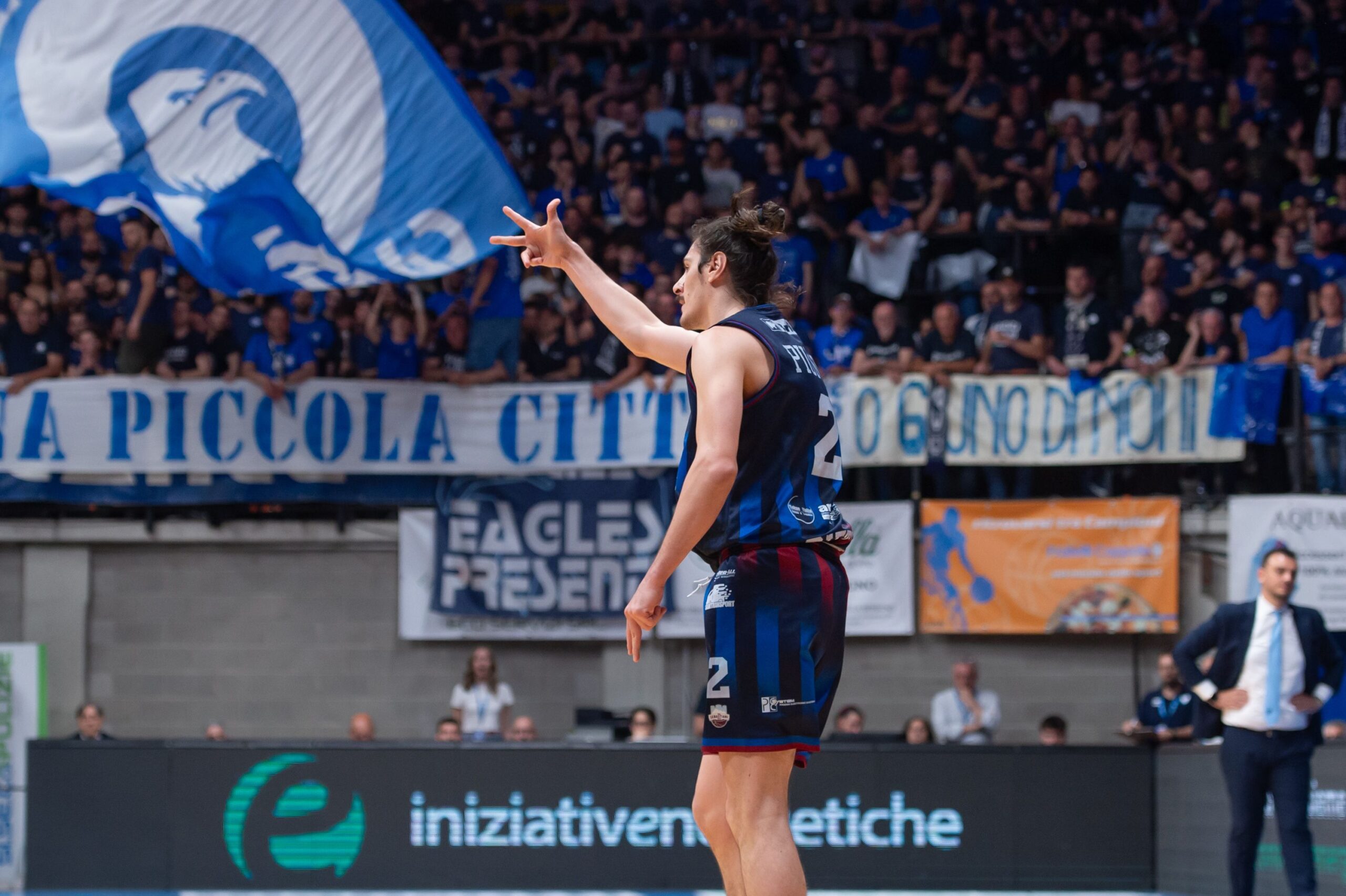 La Sebastiani dura un quarto, poi Cantù si prende la scena e va avanti nella serie. 83-59 il finale