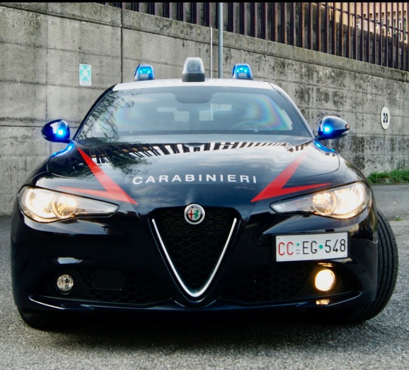 Ruba capi d’abbigliamento e piccoli elettrodomestici da due negozi, in arresto