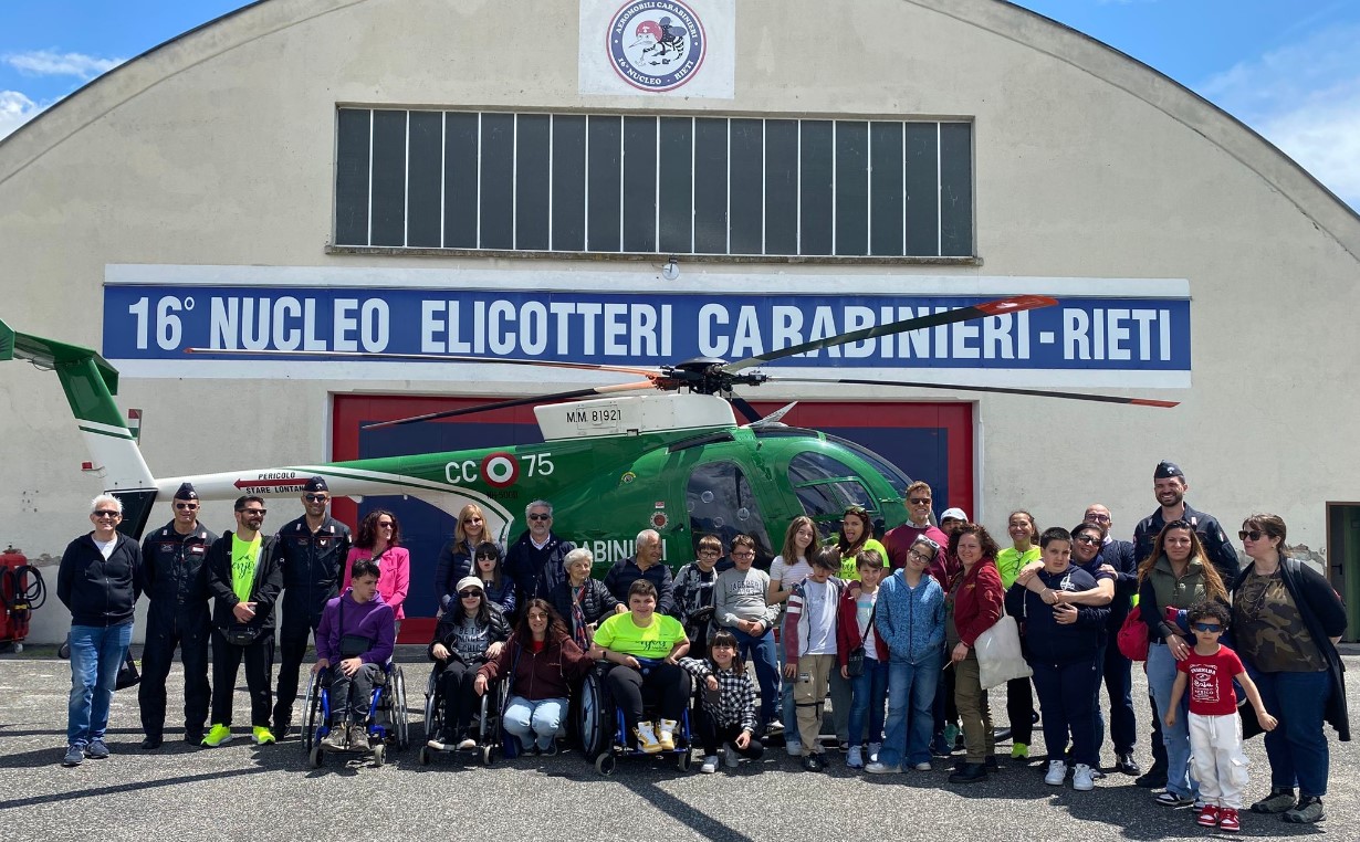 Rieti. Cultura della legalità: il 16° Nucleo Elicotteri Carabinieri incontra i ragazzi dell’associazione di promozione sociale “Enjoy Velino”