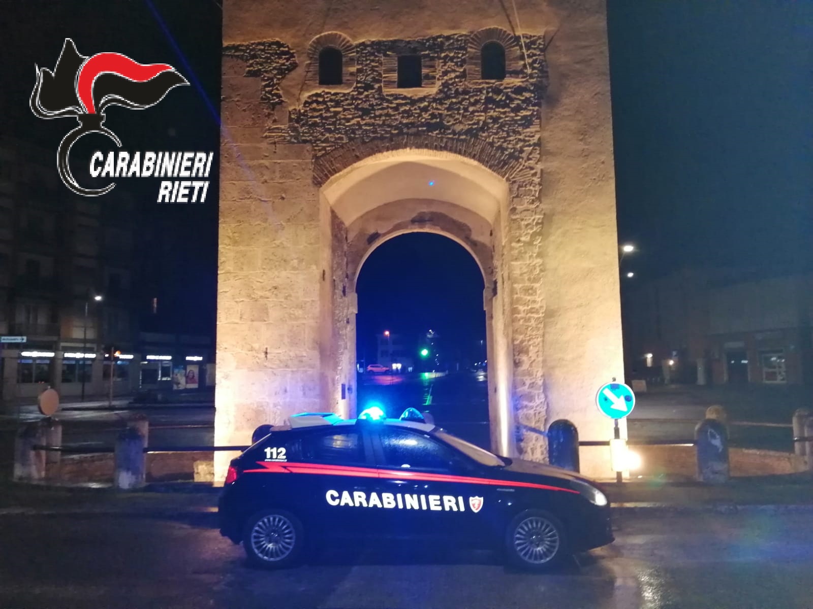 Impugna coltello in centro e minaccia automobilisti: denunciato 30enne
