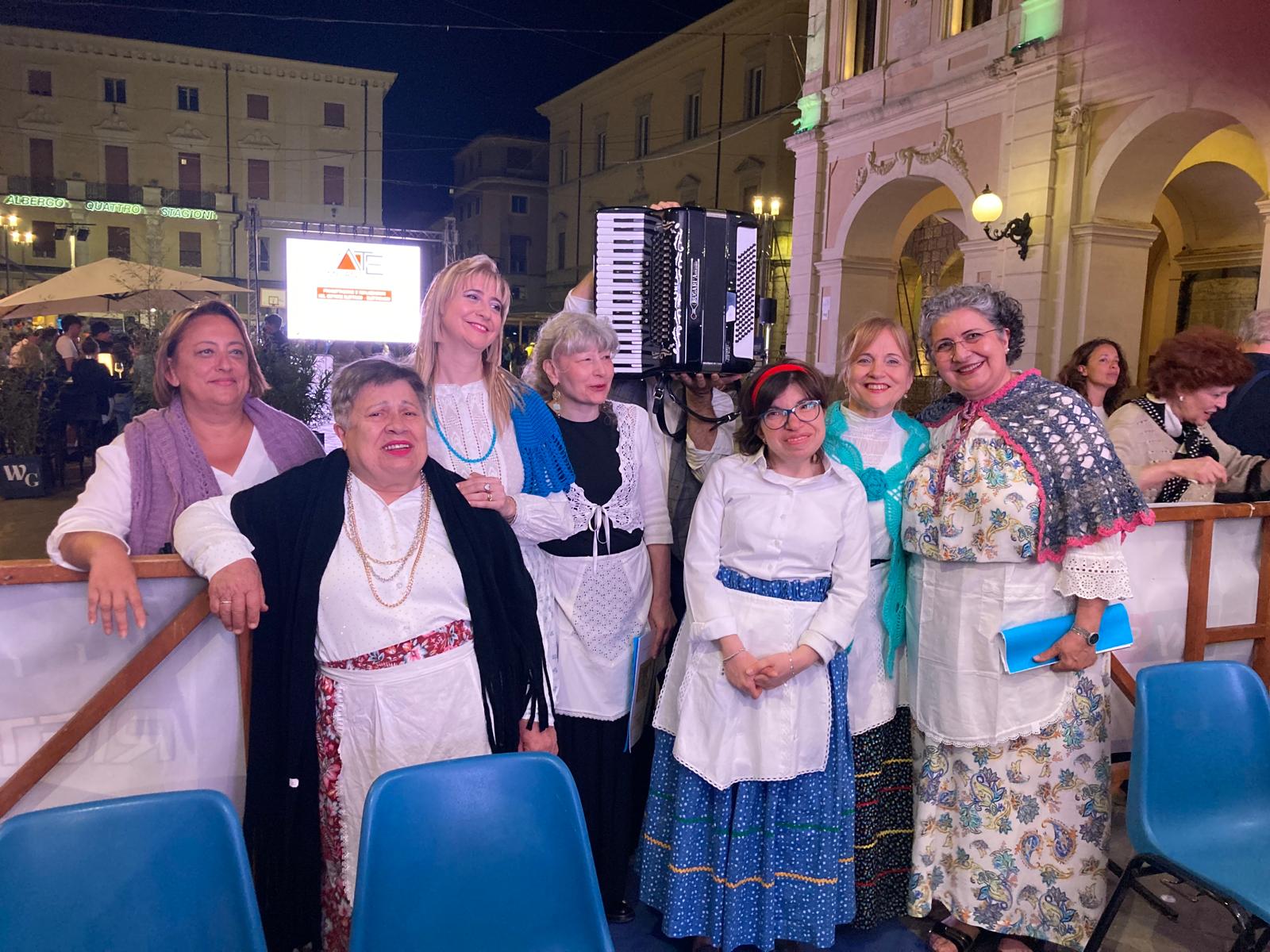 Il Coro “Voci nella Valle”, diretto dal M° Roberto Carotti, si esibito in Piazza Vittorio Emanuele II