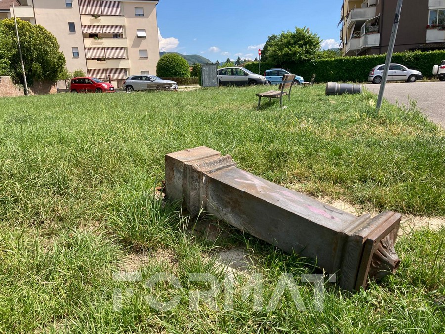 Il parco di via Donatello ancora vandalizzato: fontana divelta, contenitori portarifiuti ribaltati