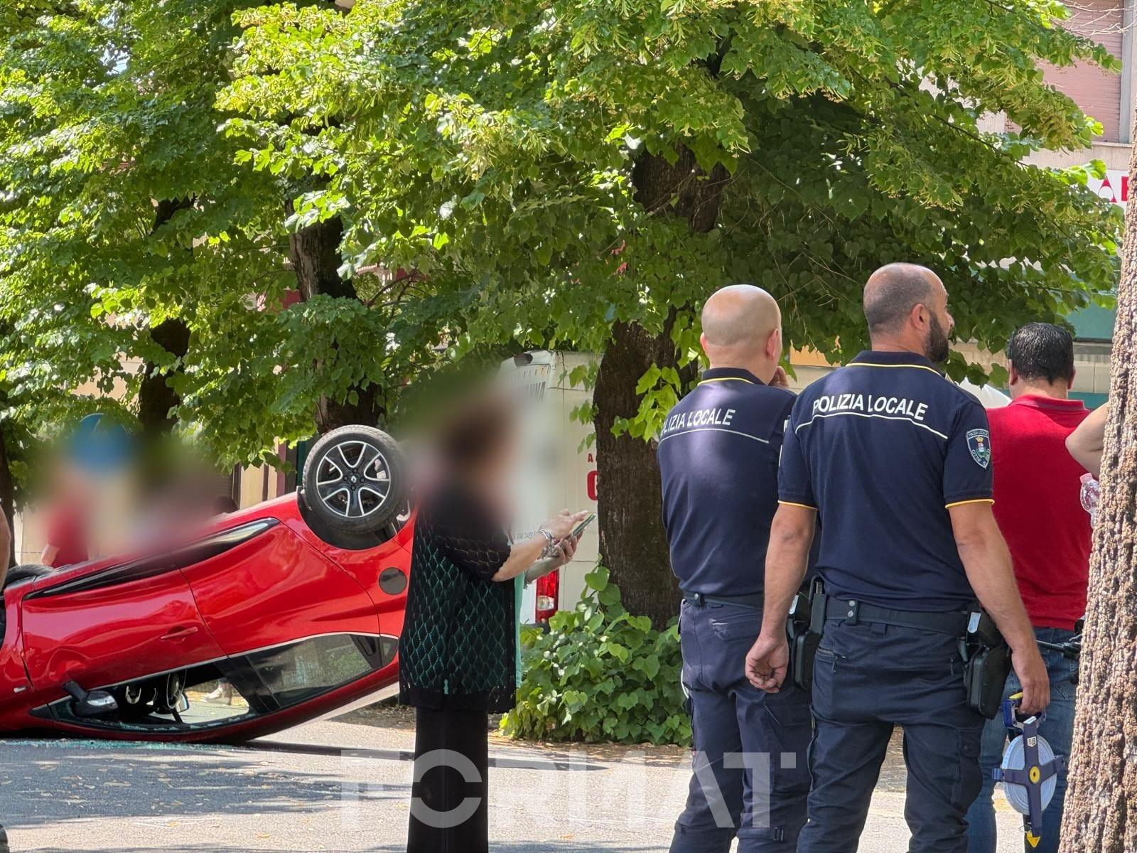 Incidente in via Manio Curio Dentato: auto si ribalta, coinvolti altri veicoli