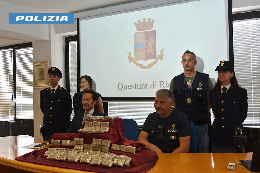 In auto con 7 chili di hashish divisi in 70 panetti: tutti i particolari