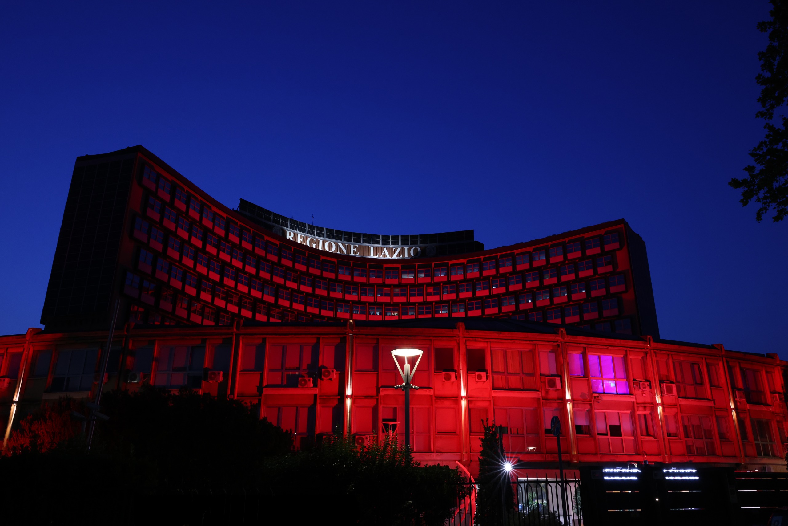 Giornata Mondiale del Donatore di Sangue: il palazzo della Regione si accende di rosso