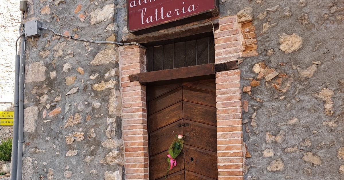 In ricordo di Adele Cordeschi, una rosa sulla storica latteria di Petrella Salto