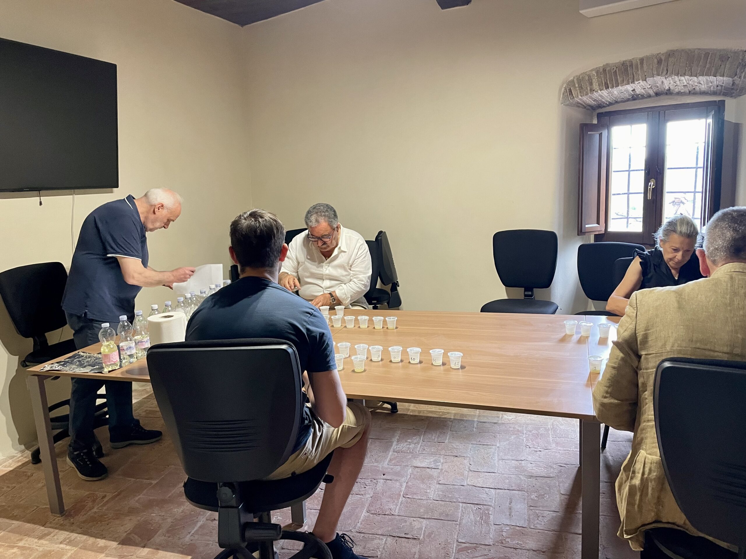 Prosegue con entusiasmo il Corso tecnico per assaggiatori di olio d’oliva: lezioni e prove selettive tra l’Università Agraria di Corese Terra e la Sala Panel di Castelnuovo di Farfa