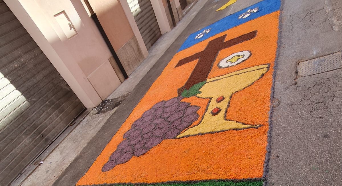 Via Nuova si veste di fiori per Sant’Antonio: l’Infiorata incanta la città