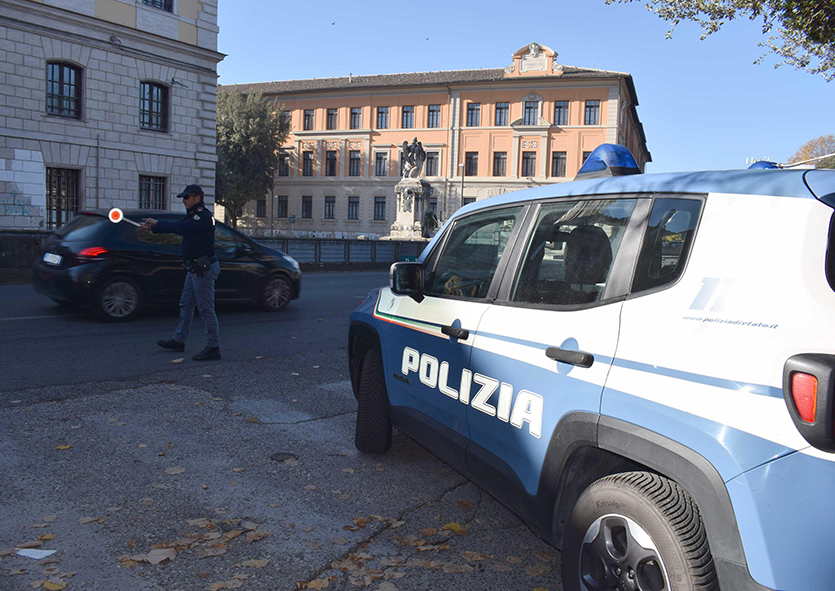 24enne ruba all’interno di un’auto dopo aver forzato un garage: denunciata per furto e resistenza agli agenti