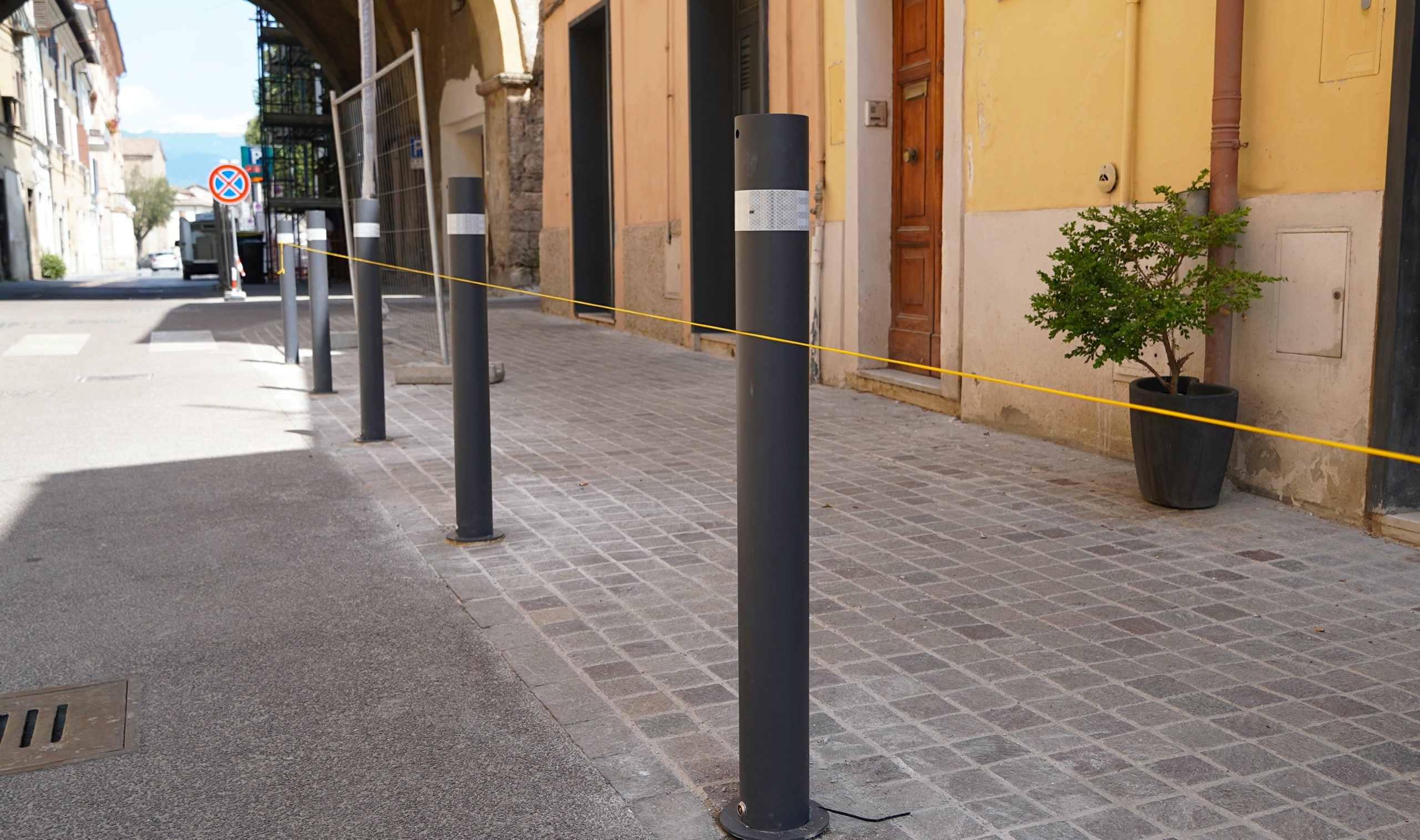In Via Terenzio Varrone installati i paletti dissuasori