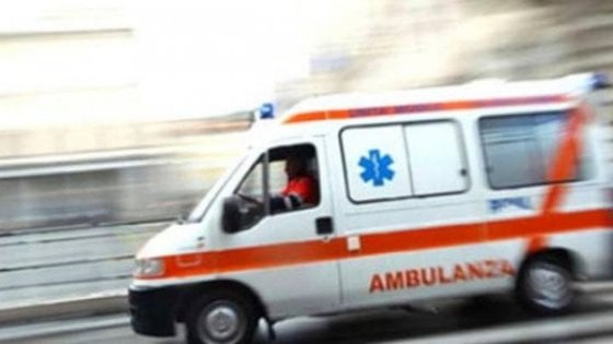 Via A.M. Ricci, frontale tra camion e auto: malore per un automobilista
