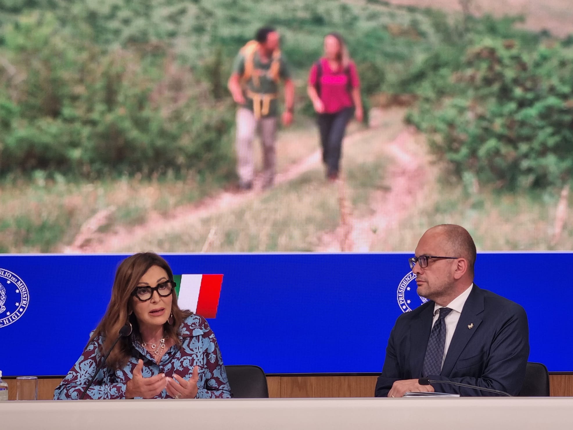Turismo: il Ministro Santanchè presenta la guida “i cammini della rinascita”